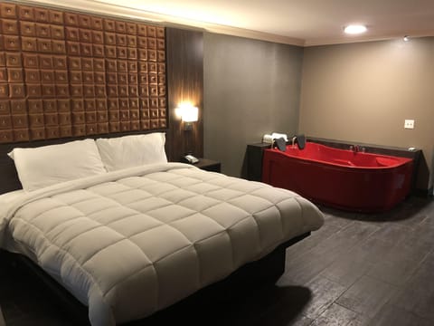 Romantic Room, 1 King Bed | Desk, free WiFi, bed sheets