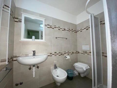 Standard Triple Room | Bathroom | Shower, rainfall showerhead, free toiletries, hair dryer