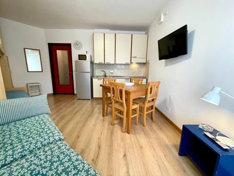 Studio, Multiple Bedrooms, Balcony | Dining room