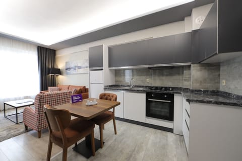 Family Suite | Private kitchen | Full-size fridge, microwave, oven, stovetop