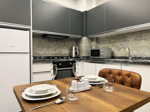 Basic Suite | Private kitchen | Full-size fridge, microwave, oven, stovetop