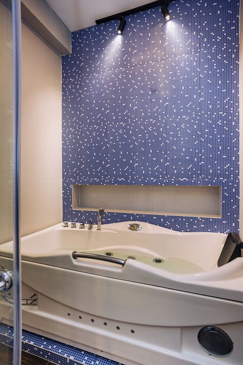 Superior Twin Room | Bathroom | Free toiletries, hair dryer, bidet, towels