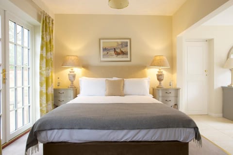 Premier Double Room, Ensuite | In-room safe, iron/ironing board, cribs/infant beds, rollaway beds