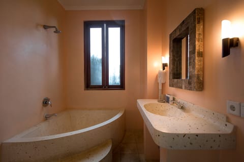 Suite, Garden View | Bathroom | Free toiletries, towels