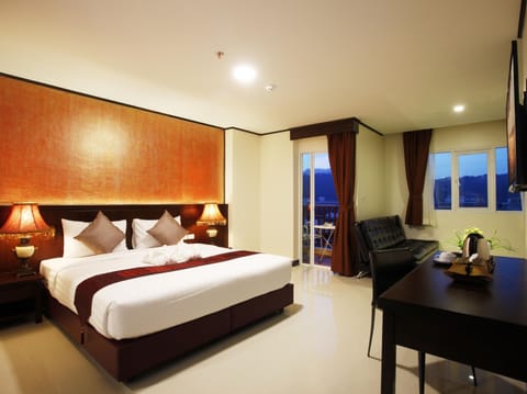 Deluxe Room | Minibar, in-room safe, desk, free cribs/infant beds