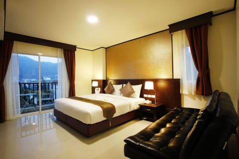 Deluxe Room | Minibar, in-room safe, desk, free cribs/infant beds