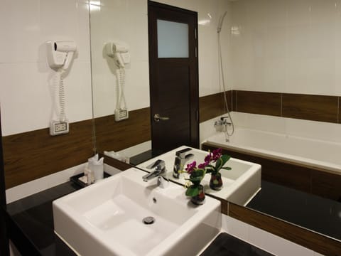 Deluxe Room | Bathroom | Shower, free toiletries, hair dryer, towels