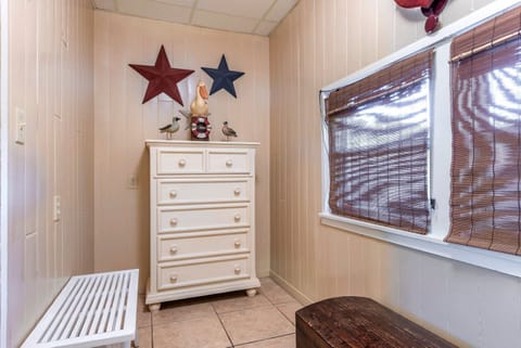 Nantucket, Pet Friendly | Desk, blackout drapes, iron/ironing board, free WiFi