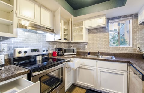 Family Condo | Private kitchen | Coffee/tea maker, cookware/dishes/utensils