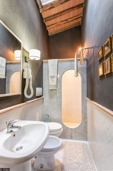 Apartment | Bathroom | Shower, rainfall showerhead, hair dryer, bidet