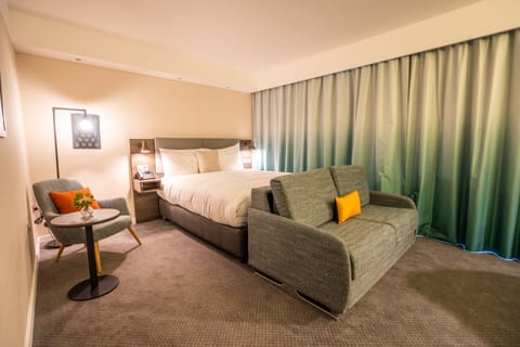 Premium Room, 1 Queen Bed | In-room safe, individually furnished, desk, blackout drapes