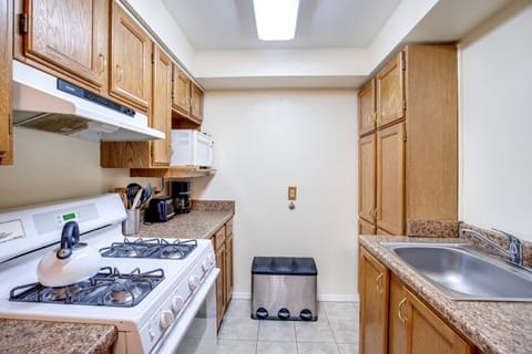 Apartment (1 Bedroom) | Private kitchen | Full-size fridge, microwave, oven, coffee/tea maker