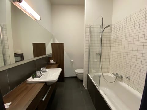 Comfort Deluxe Room | Bathroom | Free toiletries, hair dryer, towels, soap