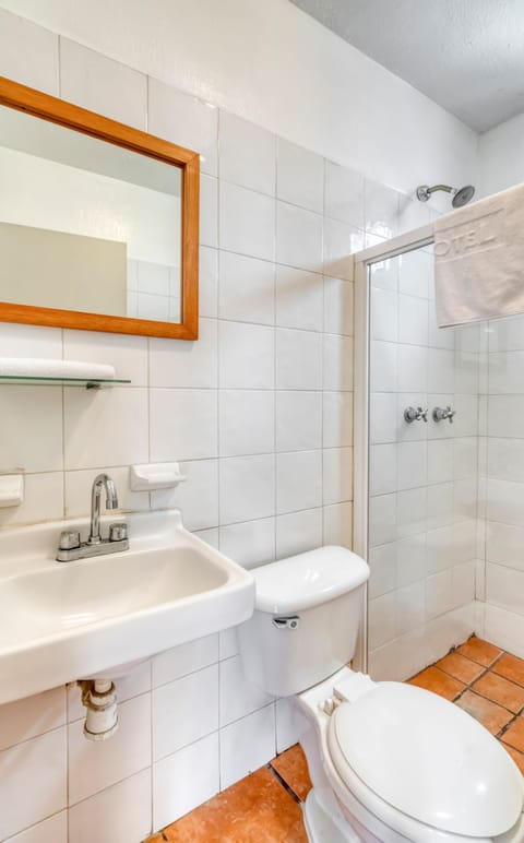 Standard Room, 1 King Bed | Bathroom | Shower, free toiletries, towels, soap