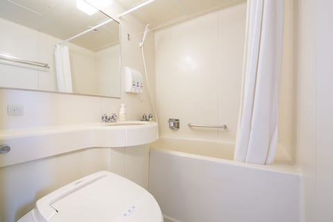 Combined shower/tub, free toiletries, hair dryer, slippers