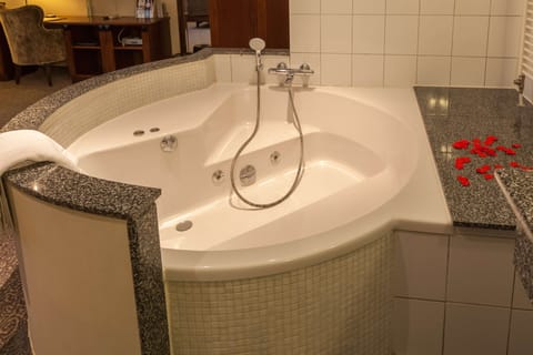 Suite, 1 Queen Bed, Non Smoking | Bathroom | Combined shower/tub, hair dryer, towels