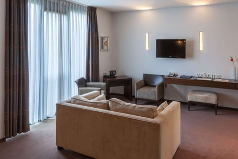 Junior Suite, 1 Queen Bed, Non Smoking | Bathroom | Combined shower/tub, hair dryer, towels