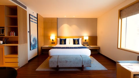 Executive Room, 1 King Bed, City View | Premium bedding, minibar, in-room safe, individually decorated