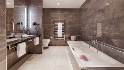 Suite (ocean view) | Bathroom | Shower, rainfall showerhead, free toiletries, hair dryer