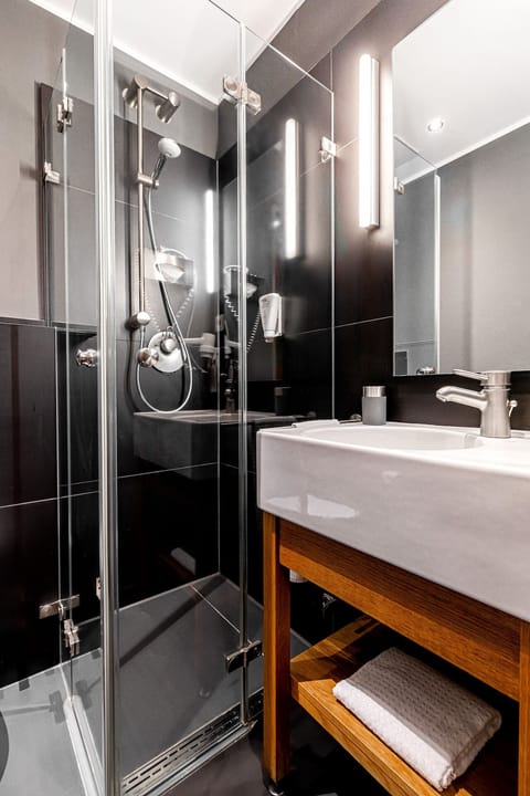 Shower, free toiletries, hair dryer, towels