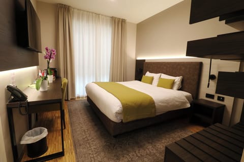 Deluxe Double Room | Minibar, desk, soundproofing, iron/ironing board