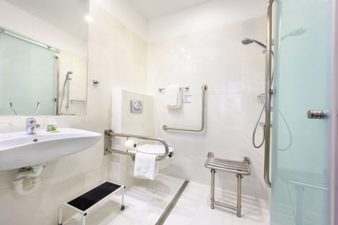 Single Room | Bathroom | Shower, free toiletries, hair dryer, towels