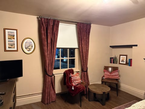 Deluxe Double Room, Courtyard View | Bathroom | Free toiletries, hair dryer, towels