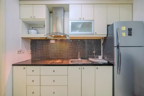 Room | Private kitchen | Fridge, stovetop, cookware/dishes/utensils