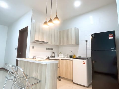 Luxury Room | Private kitchen | Full-size fridge, microwave, oven, stovetop