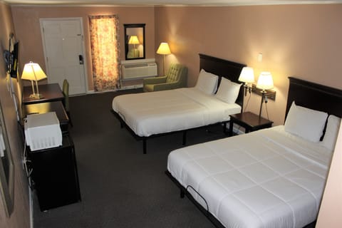 Business Quadruple Room | Premium bedding, pillowtop beds, individually decorated