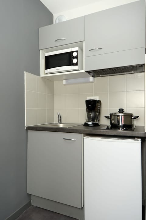 Studio | Private kitchen | Fridge, microwave, stovetop, electric kettle