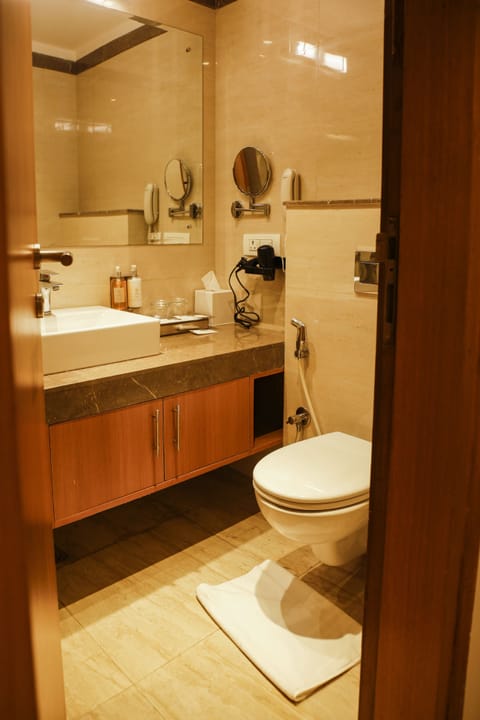 Standard Double Room | Bathroom | Towels