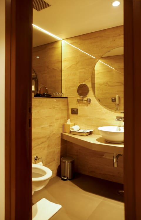 Deluxe Double Room | Bathroom | Towels