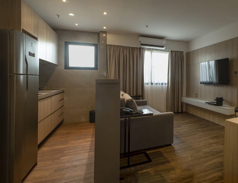 Deluxe com Varanda | Private kitchen | Fridge, microwave, espresso maker, cookware/dishes/utensils