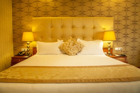 Junior Suite | Egyptian cotton sheets, premium bedding, pillowtop beds, minibar