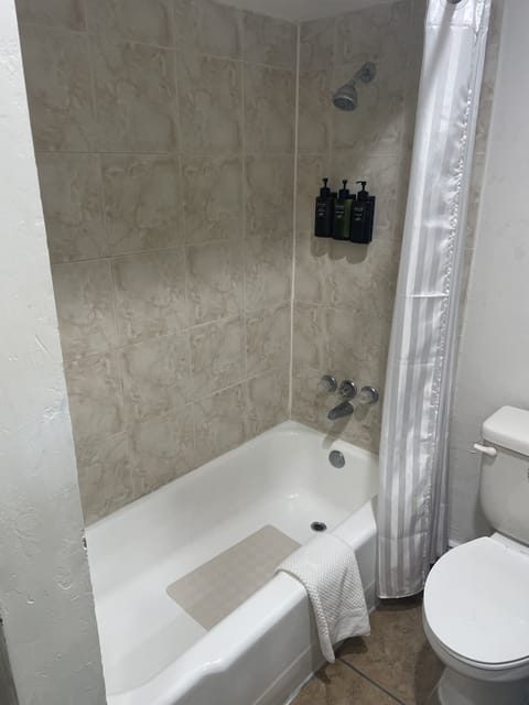 Combined shower/tub, towels