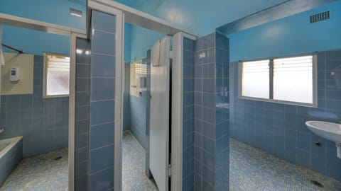 Classic Double Room | Bathroom | Shower, towels