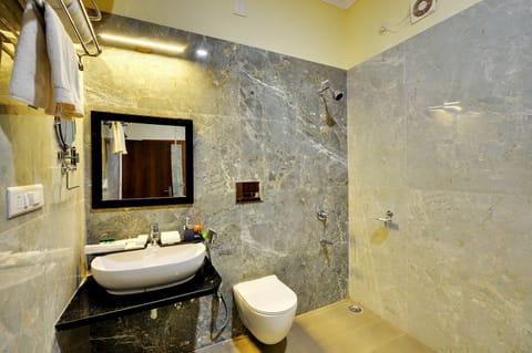 Haveli Room | Bathroom | Shower, towels