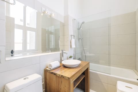 Standard Double Room | Bathroom | Shower, eco-friendly toiletries, hair dryer, towels