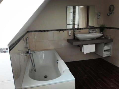 Comfort Suite | Bathroom | Deep soaking tub, rainfall showerhead, free toiletries, hair dryer