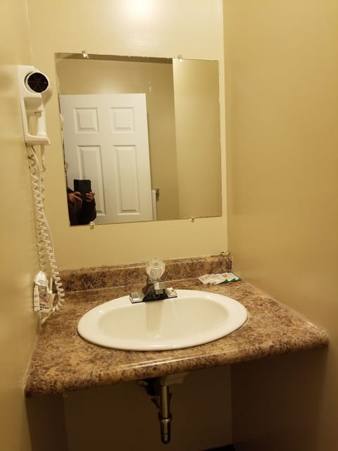 Comfort Room, 2 Queen Beds, Non Smoking, Lake View | Bathroom | Towels