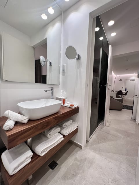 Executive Courtyard Suite | Bathroom | Shower, rainfall showerhead, designer toiletries, hair dryer