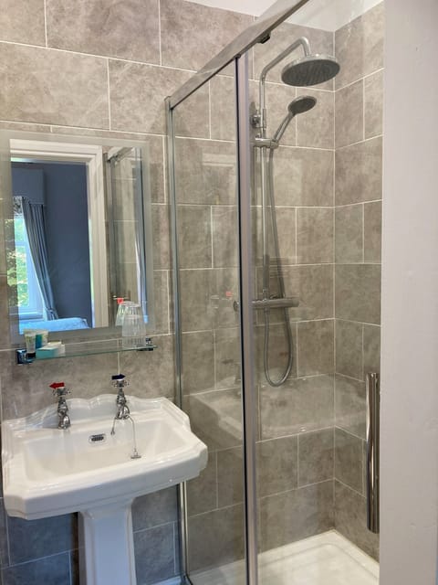 Classic Double Room | Bathroom | Shower, rainfall showerhead, free toiletries, hair dryer