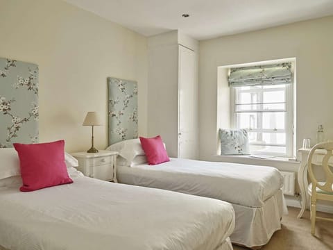 Deluxe Twin Room | Free WiFi, bed sheets