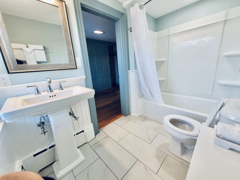 Deluxe Room | Bathroom | Hair dryer, towels