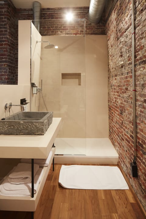 Standard Room, Patio, Garden View | Bathroom | Hair dryer, towels