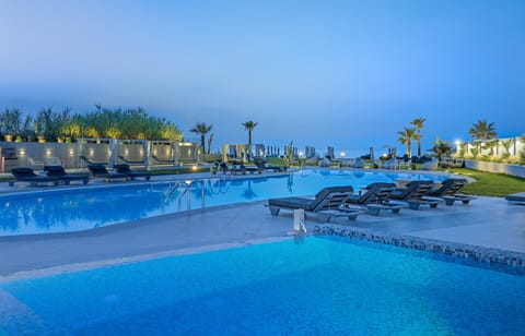 Indoor pool, sun loungers