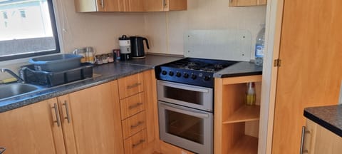 Apartment | Private kitchen | Fridge, microwave, oven, stovetop