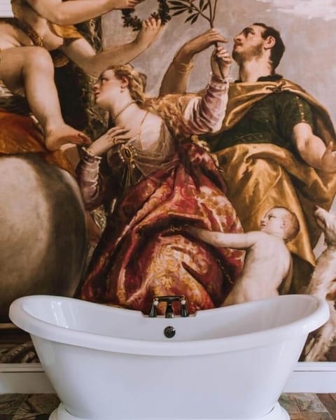 Luxury Room | Bathroom | Shower, rainfall showerhead, free toiletries, hair dryer