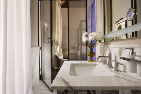 Deluxe Pacelli | Bathroom | Eco-friendly toiletries, hair dryer, bathrobes, slippers